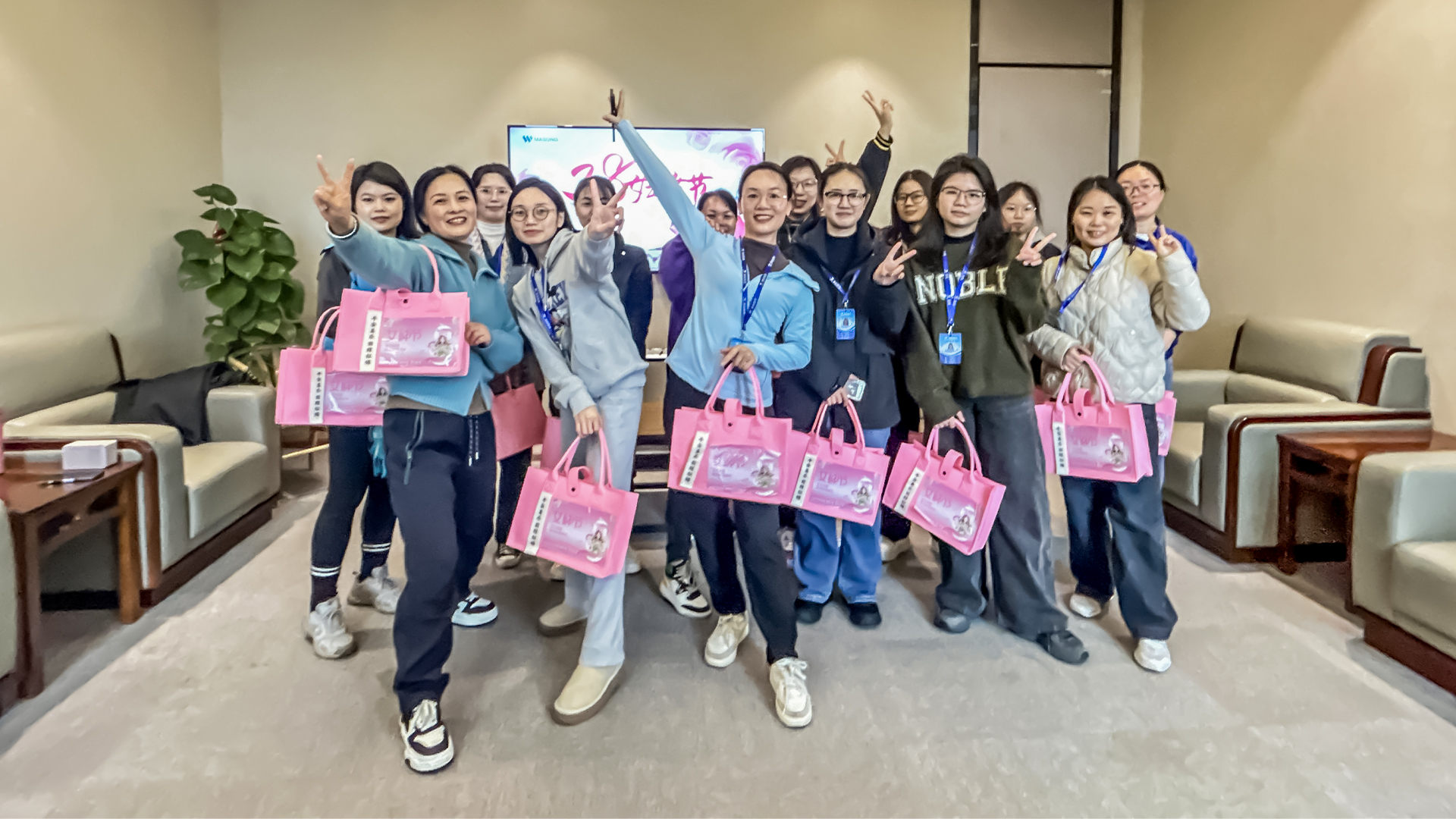 美松38節(jié)日合影 美松38節(jié)日合影